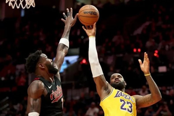 Lakers quá khó! Trung tâm bị t